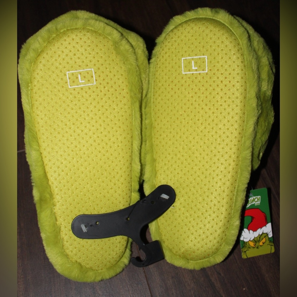 Grinch Slippers with Santa Hat - Picture 3 of 4